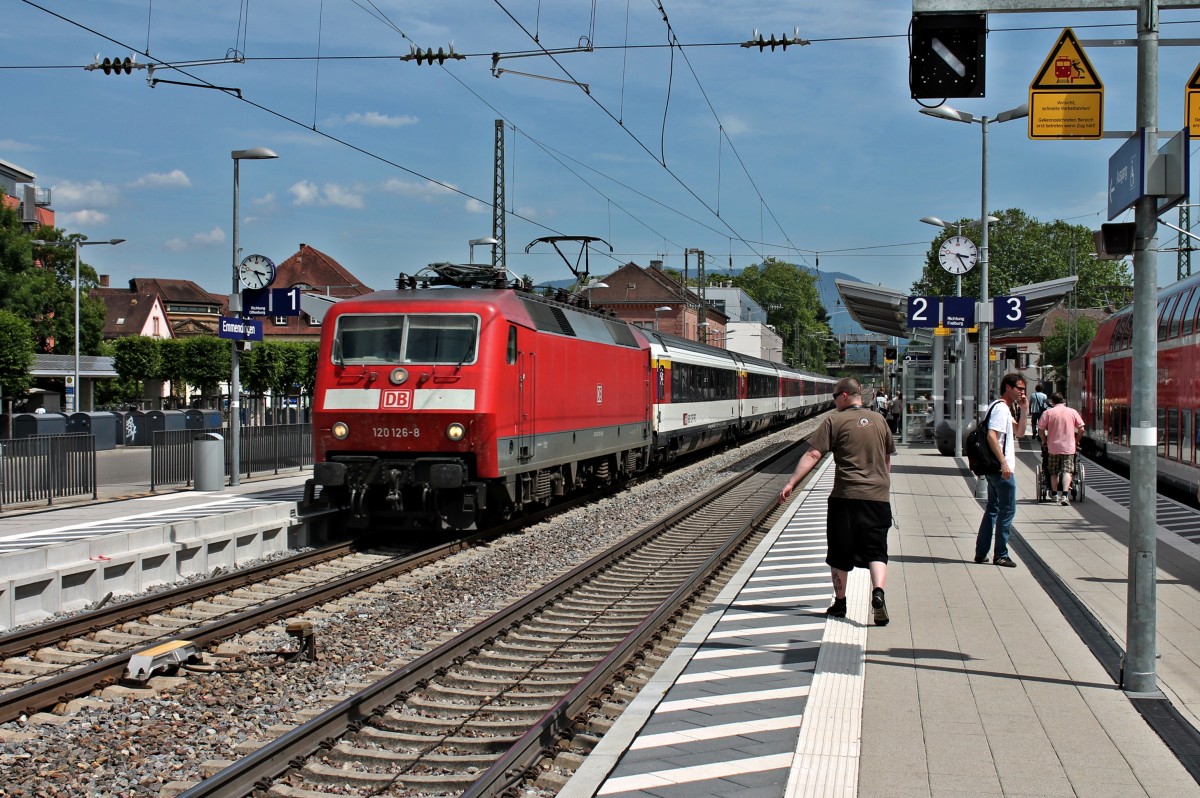 Am 07.06.2014 eilte die 120 126-8 bei ca. 35 Grad mit dem EC 6 (Chur HB (Kurswagen am Zugschluss)/Zürich HB - Hamburg-Altona) durch den neuen Bahnhof von Emmendingen gen Norden durch.