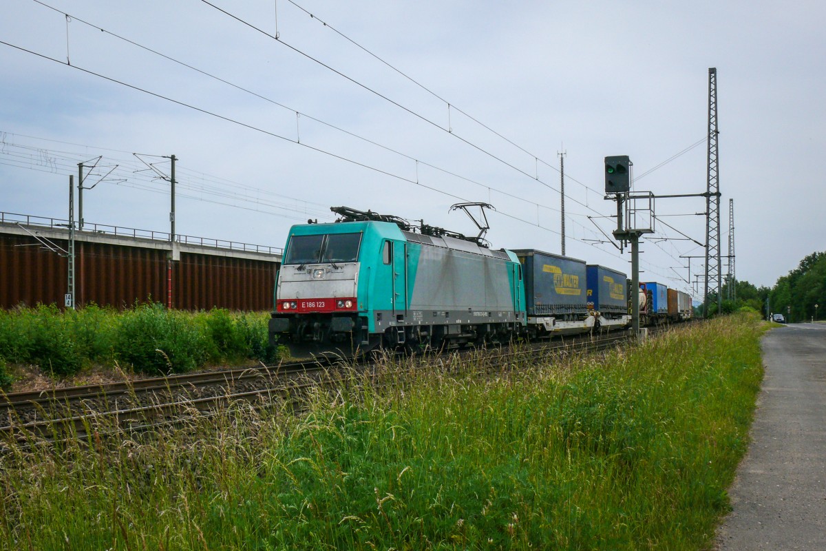 Am 07/06/2014 fuhr mir die 186 123 in Porz-Wahn vor die Linse, die bis Ende März 2013 noch unter Nummer 2801 für COBRA unterwegs war (die alte Nummer schimmert noch etwas auf der linken Lokfront durch). Da die SNCB/NMBS den Leasingvertrag nicht rechtzeitig verlängert hatte, wurde die Lok an das belgische Unternehmen Railtraxx weitervermietet. 