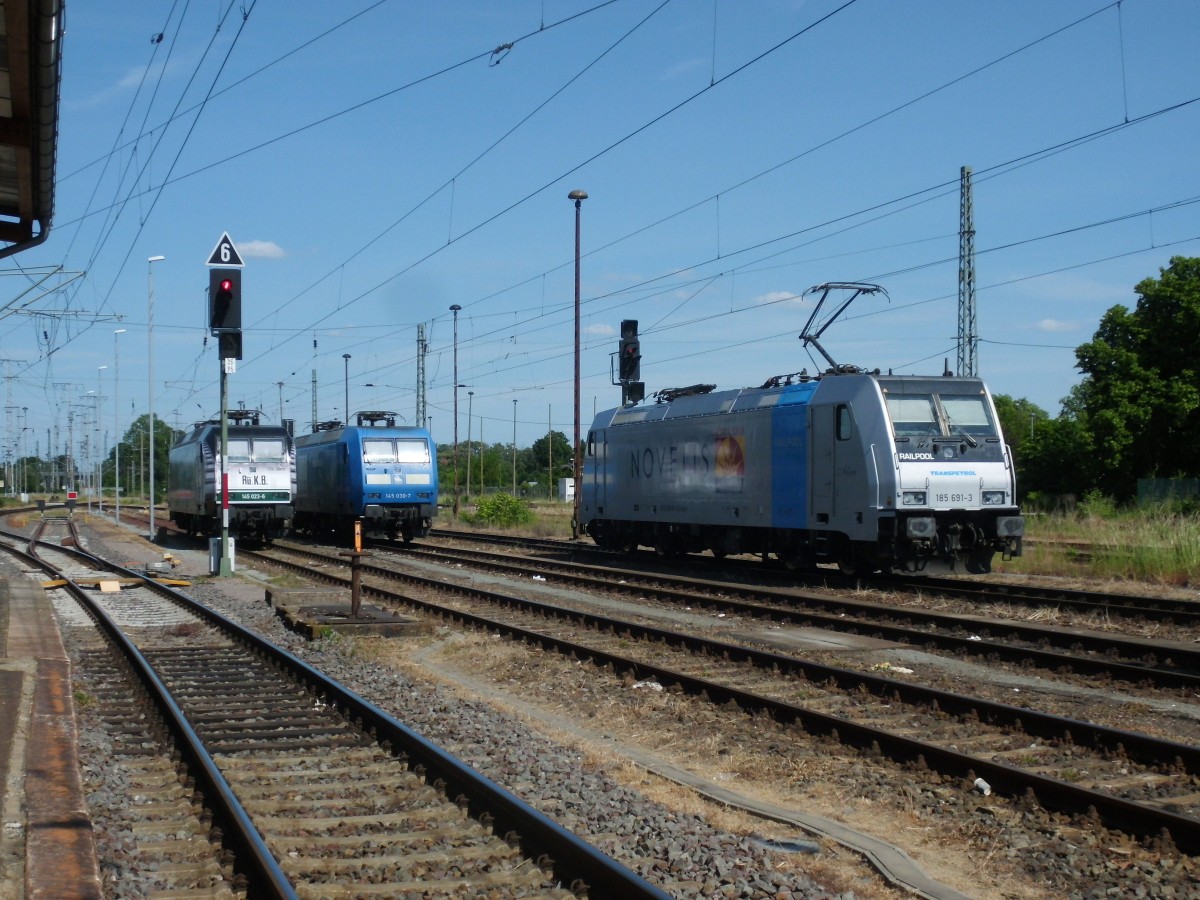 Am 07.06.2015 kam 185 691 mit ihrem Flachwagenzug aus Richtung Salzwedel nach Stendal.Nach ihrem Rangiermanöver fuhr sie weiter nach Hannover.