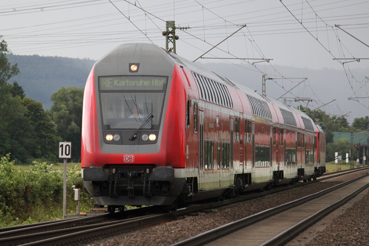 Am 07.06.2017 nährt sich ein Dosto der Schwarzwaldbahn als RE nach Karlsruhe dem Abzweig Brunnenstück bei Rüppur.