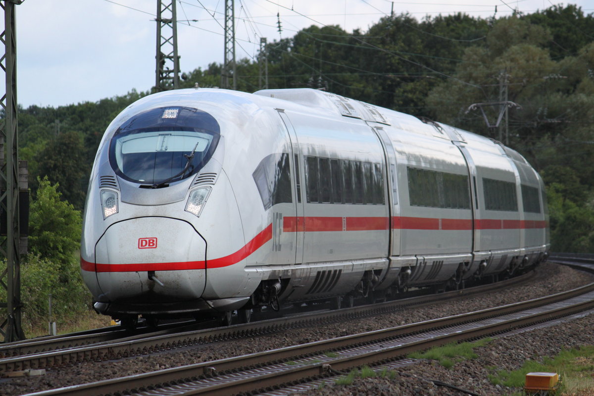 Am 07.06.2017 passiert ein VelaroD als ICE9574 nach Paris Est den Abzweig Brunnenstück südlich von Karlsruhe bei Rüppur.