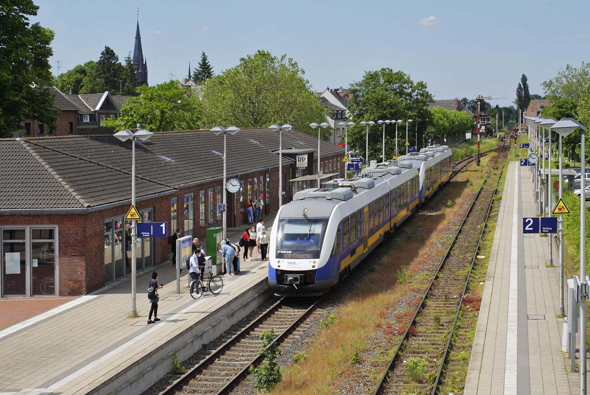 Am 07.06.2021 fahren die NordWestBahn-VT 648 443 und 446 im Bahnhof Kevelaer ein, im Hintergrund die Ausfahrsignale in Richtung Kleve und das jetzige Stellwerk Kf