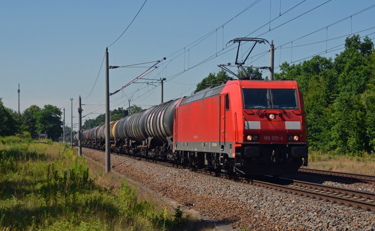 Am 07.07.15 fuhr 185 313 mit einem Kesselwagenzug durch Burgkemnitz Richtung Wittenberg.
