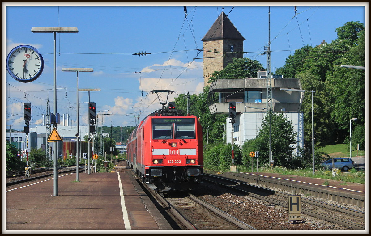 Am 07.07.2012 erreicht 146 202 mit RE Würzburg-Stuttgart den Bahnhof Neckarsulm. Aktuell werden die Würzburger REs mit 111ern bespannt. Ab Dezember werden die Dosto-Garnituren, Verfügbarkeit von Fahrzeugen und Personal vorausgesetzt, Flirt 3 von GoAhead weichen.
