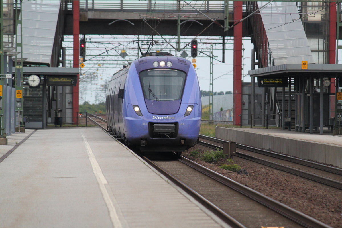 Am 07.07.2017 steht eine X61-Garnitur von Skanetrafiken als RB nach Trelleborg im Bahnhof Malmö Syd.