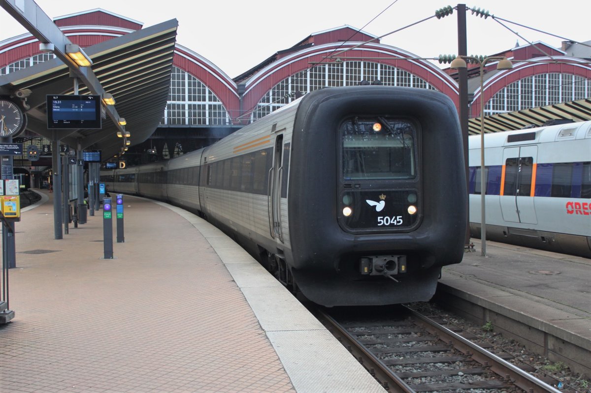 Am 07.07.2017 verlässt ein IC3 der DSB den Hauptbahnhof von Kopenhagen als IC877 in Richtung Esbjerg.
