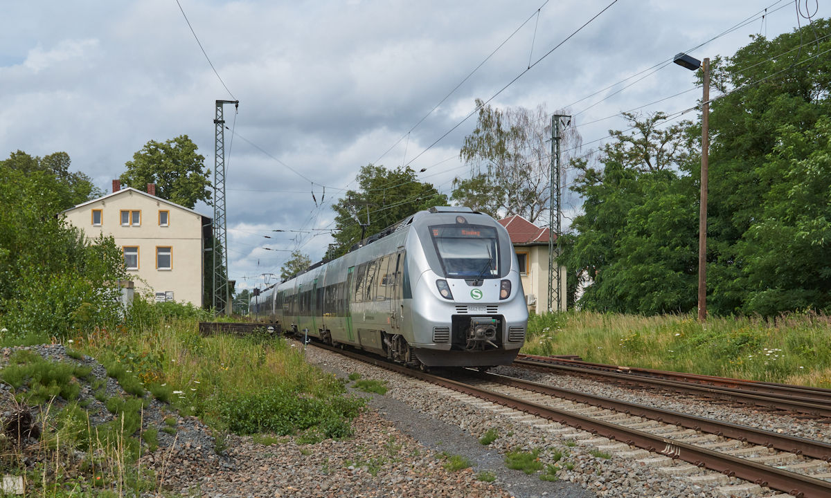 Am 07.07.2021 war 1 442 620 als S5X auf dem Weg von Halle über Leipzig nach Zwickau (Sachs) Hbf.. Gerade wurde der Bahnhof Regis-Breitingen passiert, in dem noch ein mechanisches Stellwerk seine Dienste tut. Dessen Tage sind allerdings gezählt.