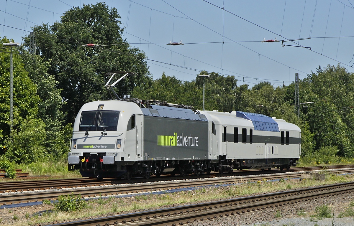 Am 07.07.2023 war der Luxon im Rahmen einer Charterfahrt von Hamburg nach Amsterdam und zurück unterwegs, Zuglok war die 190 311-7 von RailAdventure, hier durchfährt das Duo dem Bahnhof Scheeßel.