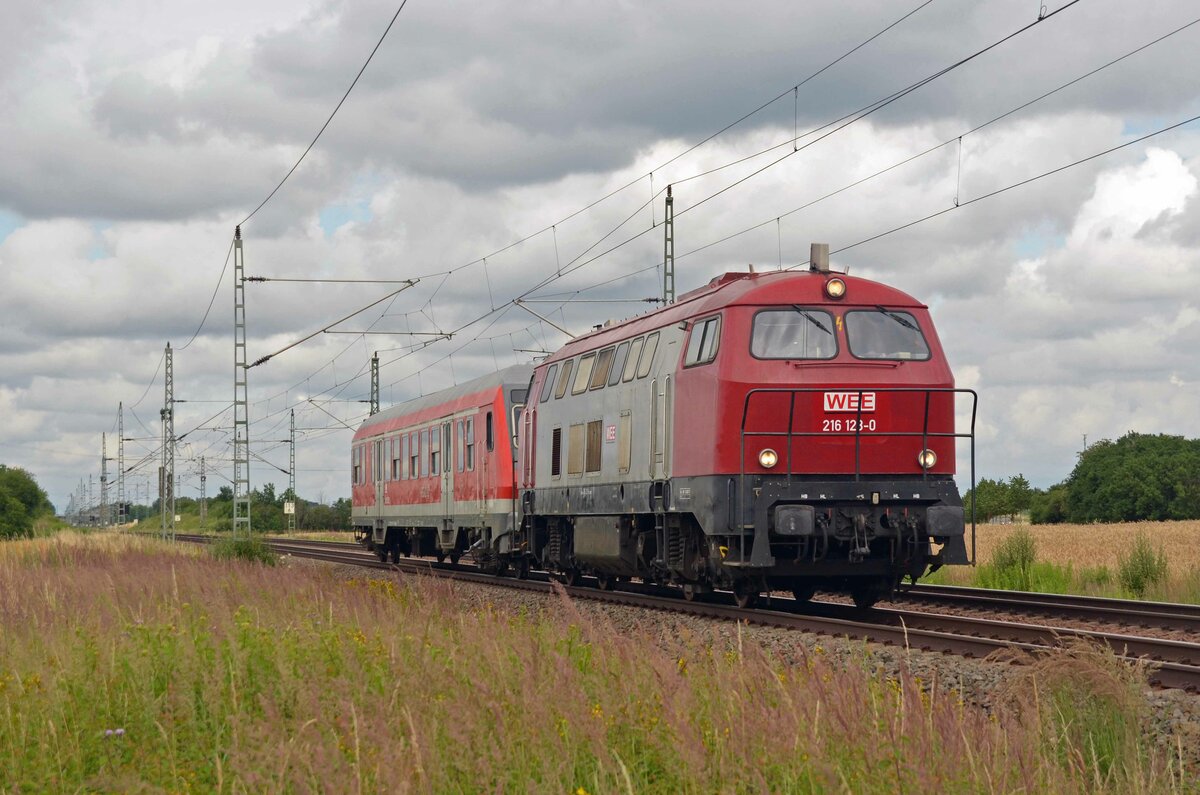 Am 07.07.21 überführte 216 123 der WEE einen Steuerwagen durch Gräfenhainichen Richtung Bitterfeld.