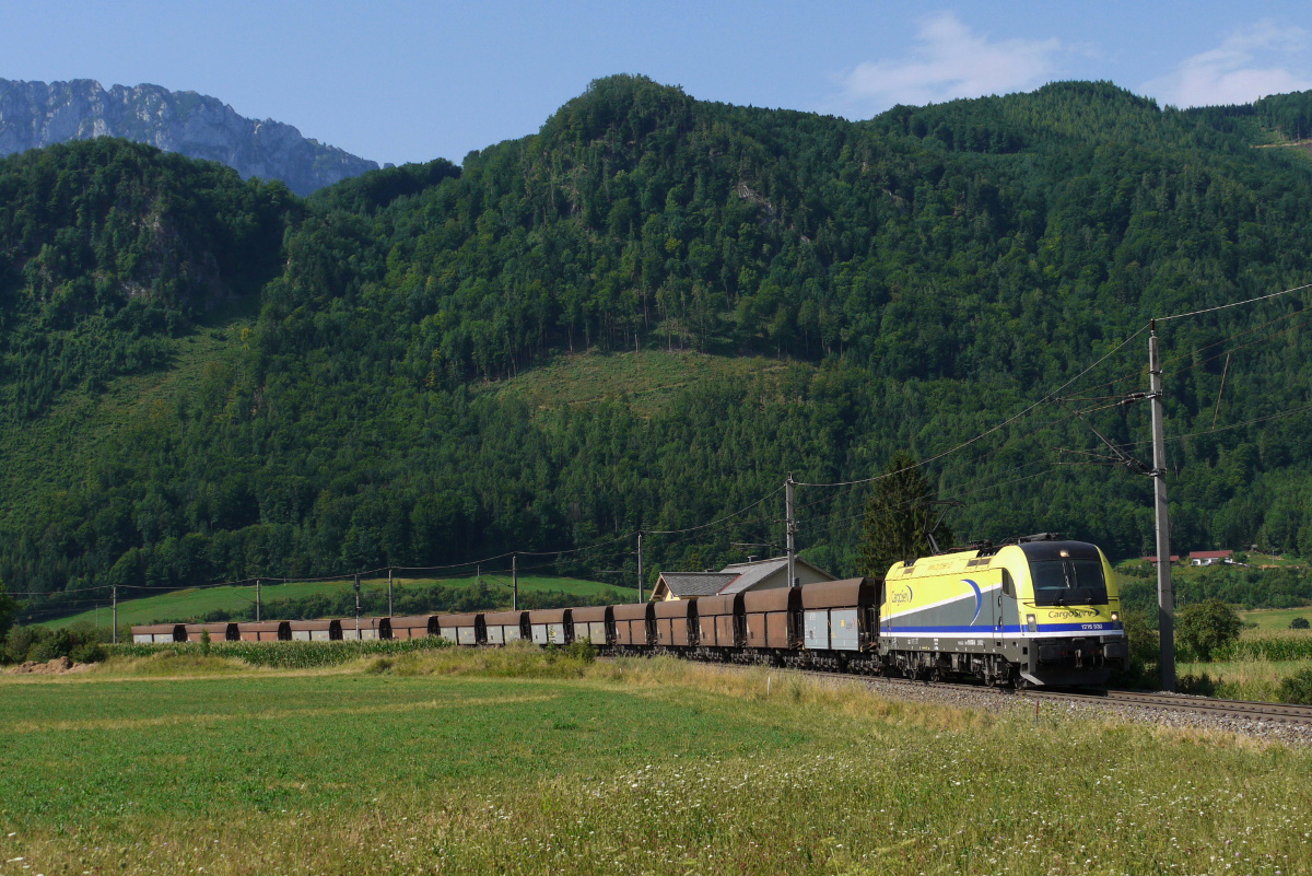 Am 07.08.13 konnten wir an der bekannten Fotostelle in Micheldorf den umgeleiteten CargoServ-SGAG 61012 (Eisenerz - Voest Alpine Linz) mit der 1216 930 fotografieren.