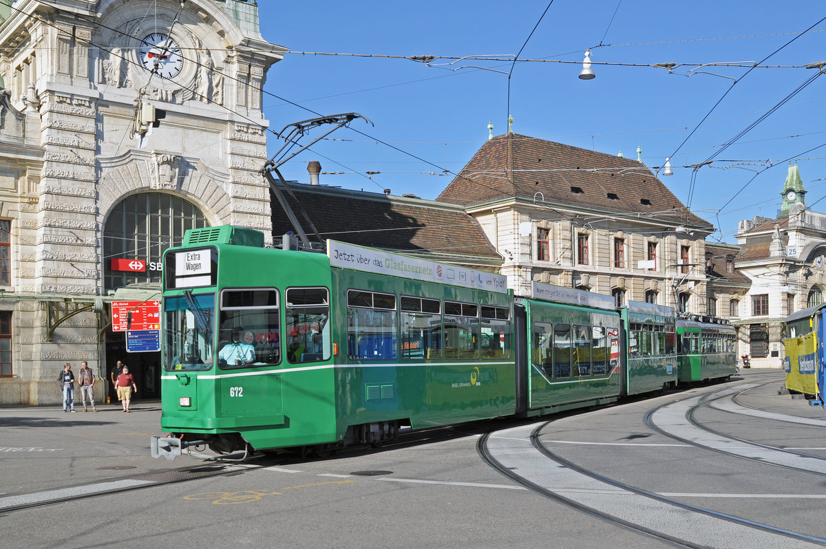 Am 07.08.2016 fand eine Extrafahrt des Tramclub Basel statt. Mit dem Be 4/6S 672 und dem Be 4/4 472 begann die Fahrt am Bahnhof SBB. Bald sind die letzten Be 4/4 der Serie 457 - 476 abgebrochen. Darum hat der Tramclub die Fahrt mit der  Gummikuh  472 durchgeführt. Auch der Be 4/4 472 wird bald die letzte Reise zur Firma Thommen antrteten. Hier fährt die Komposition beim Bahnhof SBB ein.