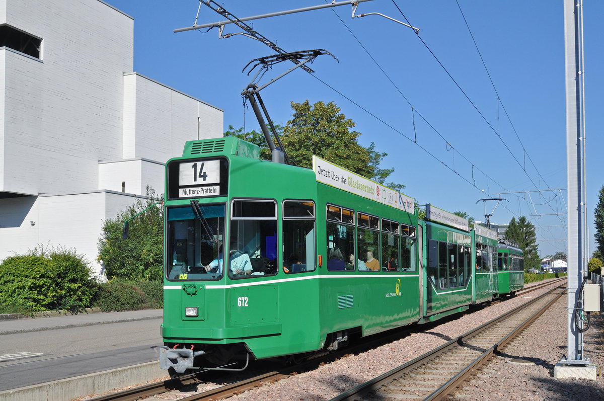 Am 07.08.2016 fand eine Extrafahrt des Tramclub Basel statt. Mit dem Be 4/6S 672 und dem Be 4/4 472 begann die Fahrt am Bahnhof SBB. Bald sind die letzten Be 4/4 der Serie 457 - 476 abgebrochen. Darum hat der Tramclub die Fahrt mit der  Gummikuh  472 durchgeführt. Auch der Be 4/4 472 wird bald die letzte Reise zur Firma Thommen antreten. Zuerst geht die Fahrt nach Pratteln. Hier steht die Komposition an der Haltestelle Schützenstrasse.