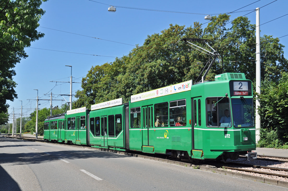 Am 07.08.2016 fand eine Extrafahrt des Tramclub Basel statt. Mit dem Be 4/6S 672 und dem Be 4/4 472 begann die Fahrt am Bahnhof SBB. Bald sind die letzten Be 4/4 der Serie 457 - 476 abgebrochen. Darum hat der Tramclub die Fahrt mit der  Gummikuh  472 durchgeführt. Auch der Be 4/4 472 wird bald die letzte Reise zur Firma Thommen antreten. Von Birsfelden geht die Fahrt Richtung Riehen Dorf. Hier steht der Zug kurz vor der Haltestelle Bettingerstrasse.