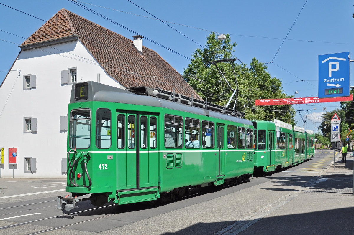 Am 07.08.2016 fand eine Extrafahrt des Tramclub Basel statt. Mit dem Be 4/6S 672 und dem Be 4/4 472 begann die Fahrt am Bahnhof SBB. Bald sind die letzten Be 4/4 der Serie 457 - 476 abgebrochen. Darum hat der Tramclub die Fahrt mit der  Gummikuh  472 durchgeführt. Auch der Be 4/4 472 wird bald die letzte Reise zur Firma Thommen antreten. Von Birsfelden geht die Fahrt Richtung Riehen Dorf. Hier steht der Zug bei der Schlaufe in Riehen Dorf.