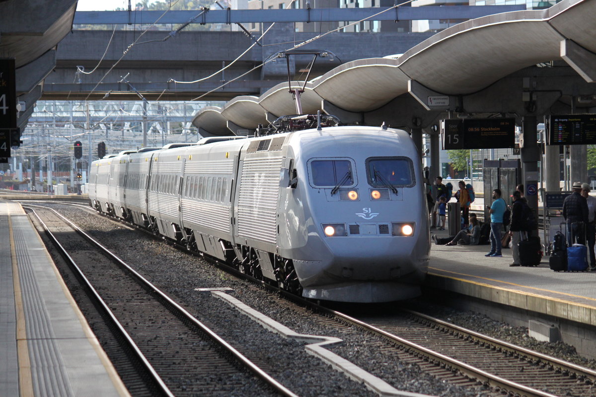 Am 07.08.2017 wird Snabbtåg 632 nach Stockholm im Bahnhof Oslo S bereitgestellt.
