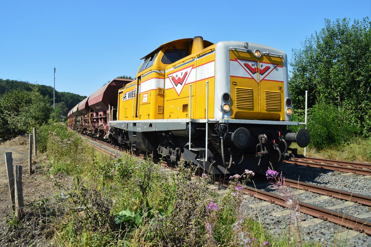 Am 07.08.2020 war Wiebe-Lok Nr. 4 (212 107-7)mit einem Schotterzug an der Verladestelle in Arnsberg-Voßwinkel.