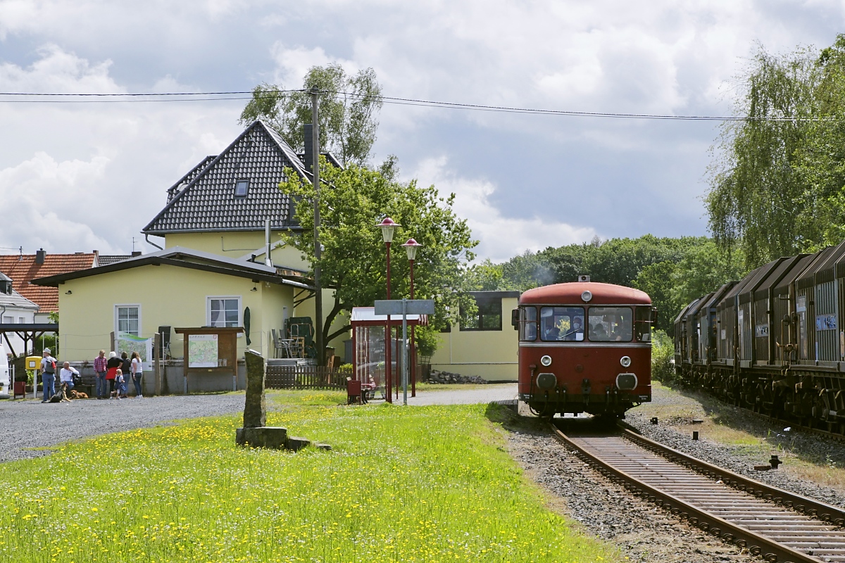 Am 07.08.2021 verlässt 798 729-0 der Kasbachtalbahn Kalenborn in Richtung Linz am Rhein. Früher ging es hier noch rund 26 km weiter über die Höhen des Westerwaldes nach Flammersfeld. Die Stilllegung dieses Streckenteils erfolgte abschnittsweise zwischen 1950 und 1966.