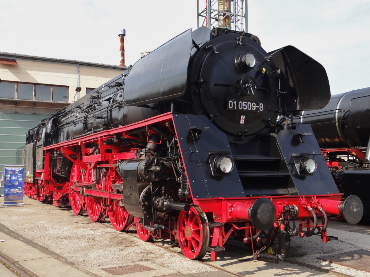 Am 07.09.13 gab es die XIX. Meininger Dampfloktage. Zusehen die 01 0509 der PRESS, bei so einem Bild braucht man sehr sehr viel Geduld.