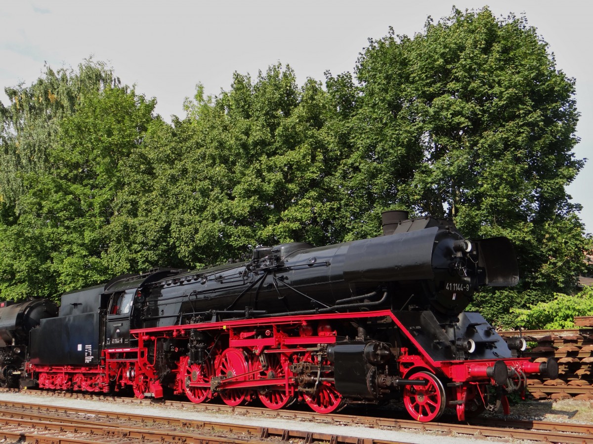 Am 07.09.13 gab es die XIX. Meininger Dampfloktage. Zusehen die 41 1144, bei so einem Bild braucht man sehr sehr viel Geduld.