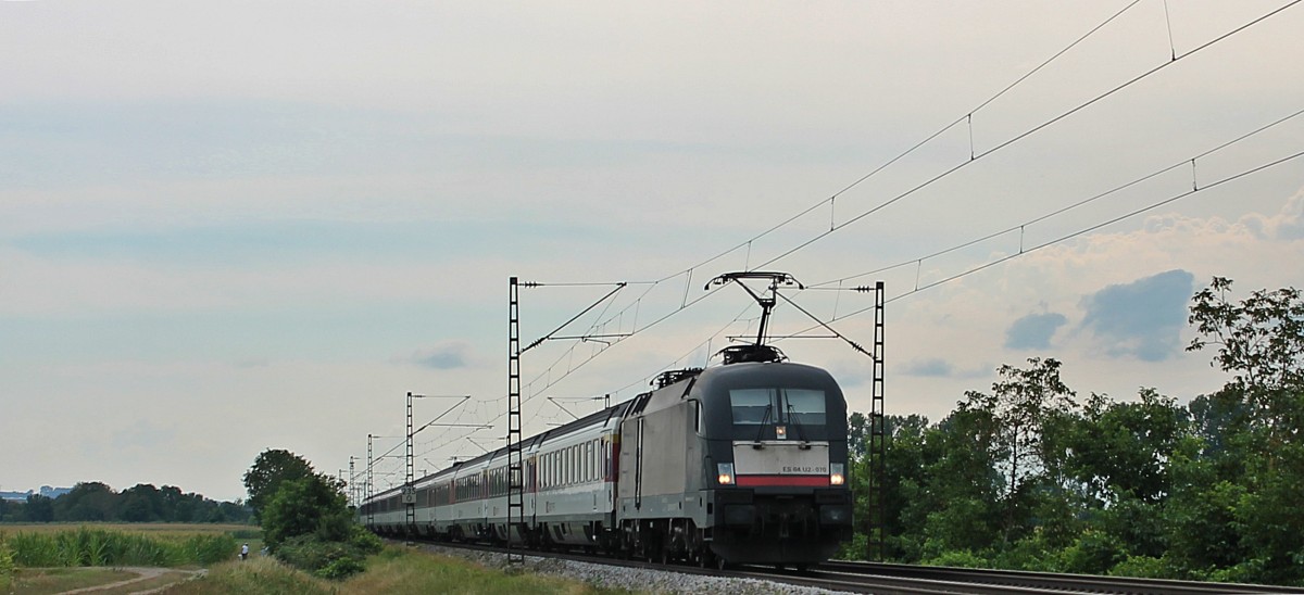 Am 07.09.2013 bespannte die MRCE/DB Fernverkehr ES 64 U2-070 (182 570-2) den EC 6 (Chur HB - Hamburg-Altona), als sie mit dem vorderen Bügel am Winzerort Hügelheim gen Freiburg vorbei fuhr.