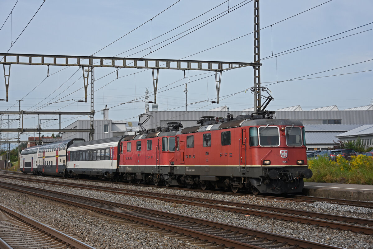 Am 07.09.2021 schleppen die Re 4/4 II 11302 und 11159 die Personenwagen B 50 85 21-95 255-8, A 50 85 16-94 068-3 und den B 50 85 26-94 046-7 durch den Bahnhof Rupperswil.