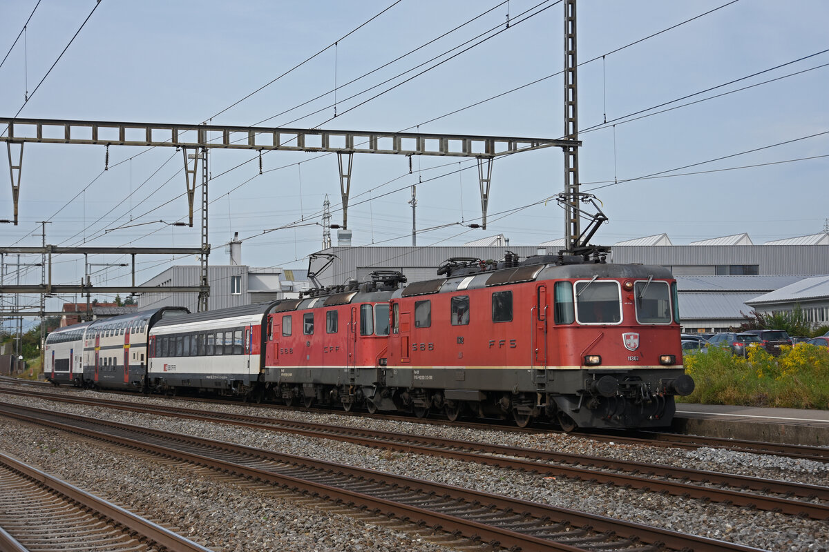 Am 07.09.2021 schleppen die Re 4/4 II 11302 und 11159 die Personenwagen B 50 85 21-95 255-8, A 50 85 16-94 068-3 und den B 50 85 26-94 046-7 durch den Bahnhof Rupperswil.