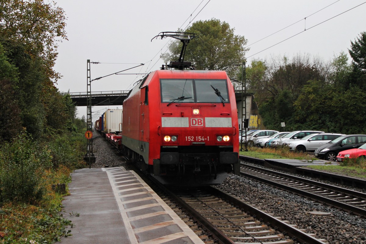 Am 07.10.2014 fuhr 152 154-1 mit einem Containerzug in Richtung Offenburg durch Orschweier.