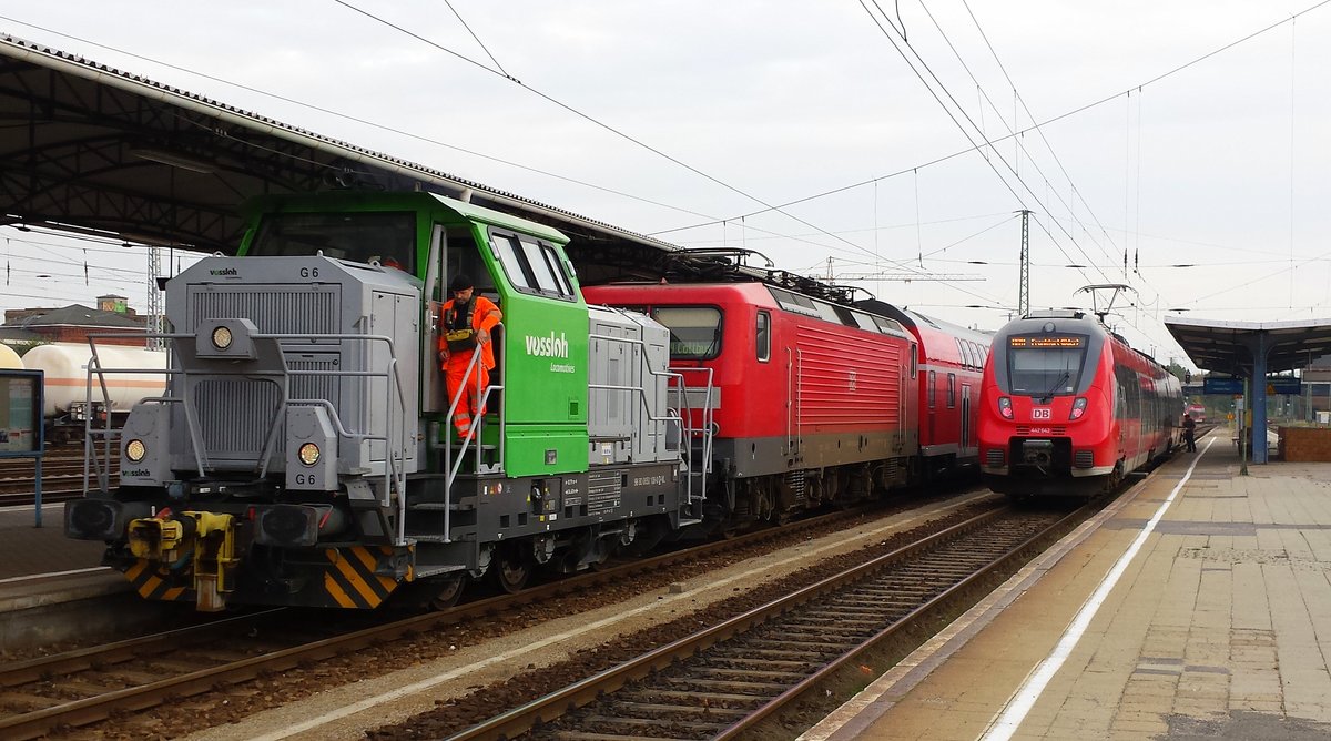 Am 07.10.2014 rangierte die Vossloh G6 eine Garnitur mit einer Baureihe 112 und modernen Doppelstockwagen der RB 49 aus dem Cottbusser Hbf. Daneben steht 442 642 mit der RB nach Frankfurt/Oder.