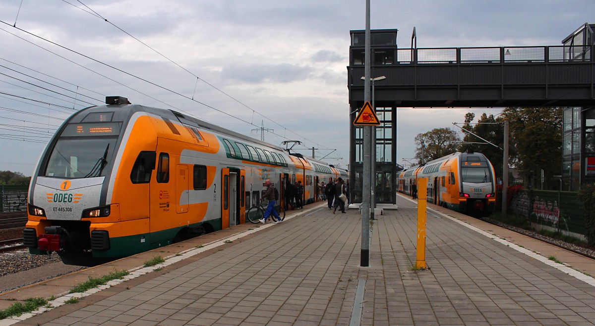 Am 07.10.2014 stehen in Wustermark zwei Triebwagen der ODEG und warten auf ihre Abfahrt. Links steht der ET 445.108 (445 108-4) mit dem RE 84020 nach Rathenow und rechts steht der ET 445.101 (445 101-9) mit dem RE 84023 nach Jüterbog.