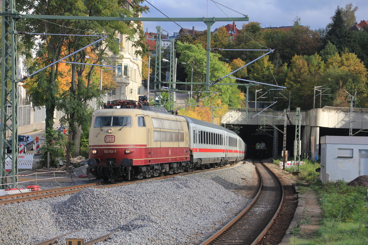 Am 07.10.2015 fährt 103 113 mit IC 2012 Oberstdorf-Dortmund den Bahnhof Stuttgart-Feuerbach. 