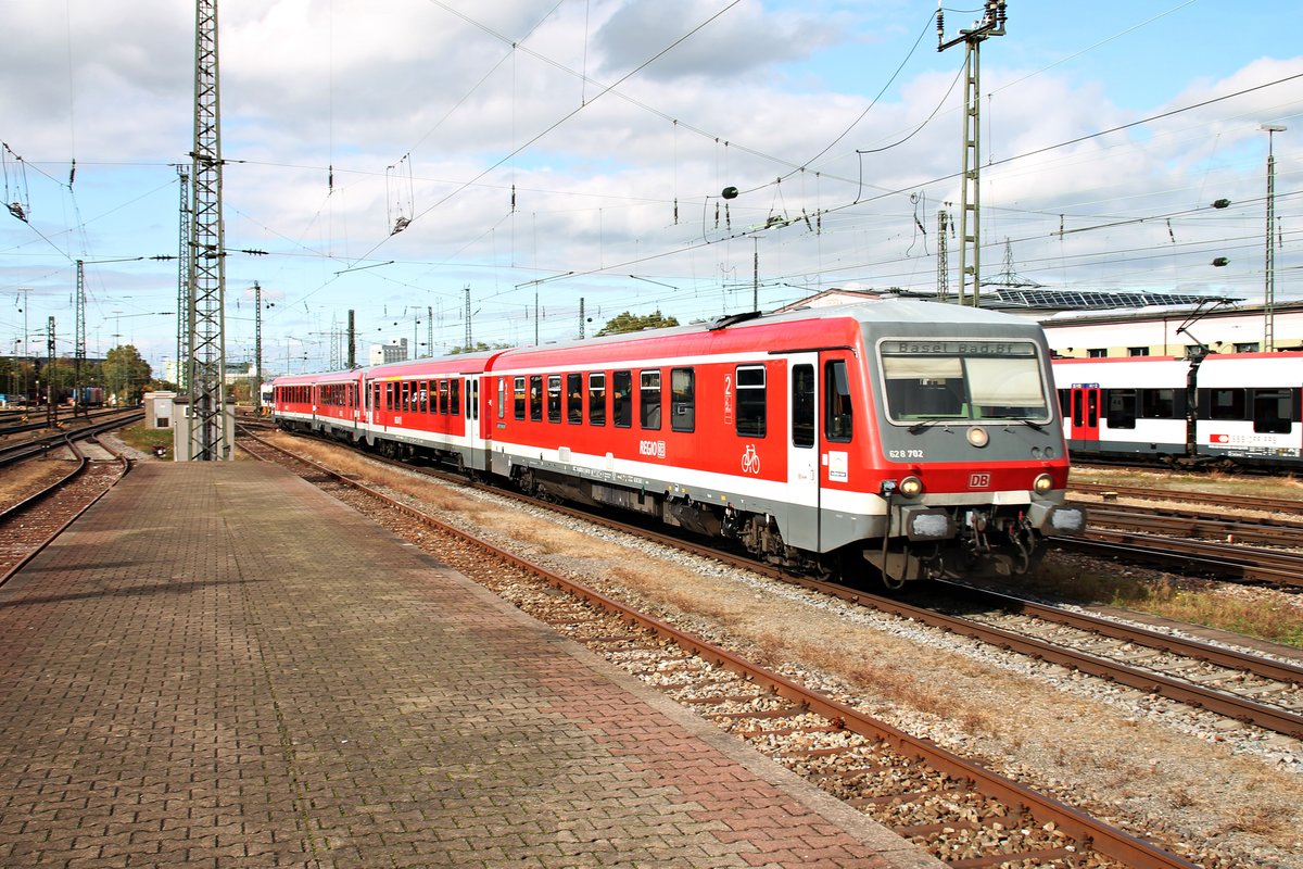 Am 07.10.2015 rangierten 628 702 und 628 236 vom BW Haltingen im nördlichen Vorfeld von Basel Bad Bf, nachdem sie als HVZ-Verstärker RB aus Waldshut-Tiengen ankamen, in Richtung Abstellplatz im südlichen Vorfeld.