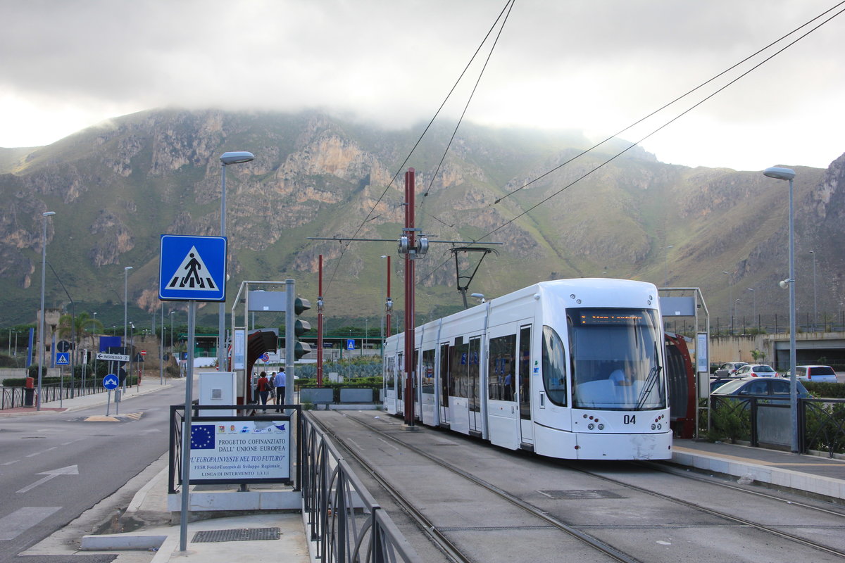 AM 07.10.2018 warten eine Straßenbahn des Typs Bombardier Flexity Outlook in der Station Roccella auf die Abfahrt in Richtung Stazione Centrale. Lokalität: Palermo, Sizilien. 