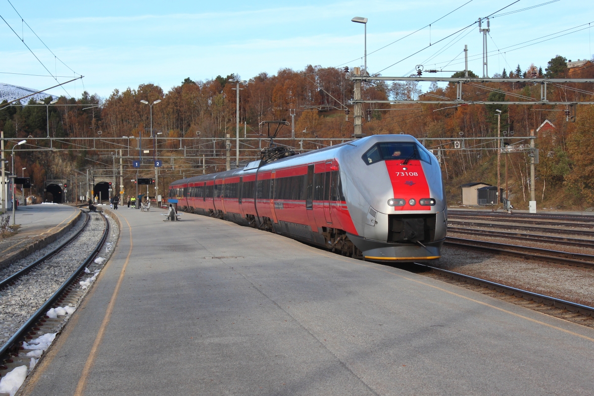 Am 07.10.2019 verlässt ein Triebzug der Reihe 73 den Bahnhof Dombås in Richtung Oslo.