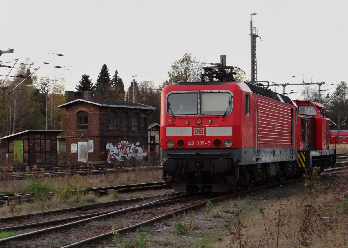 Am 07.11.13 kam die erste DB 143 307 mit einem Holzzug nach Plauen/Vogtl. Hier beim rangieren mit der 346 603 der EBS.