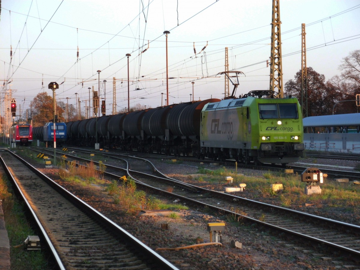 Am 07.11.2014 kam 185 534 mit einem Kesselzug aus Richtung Magdeburg nach Stendal und fuhr weiter in Richtung Uelzen. 