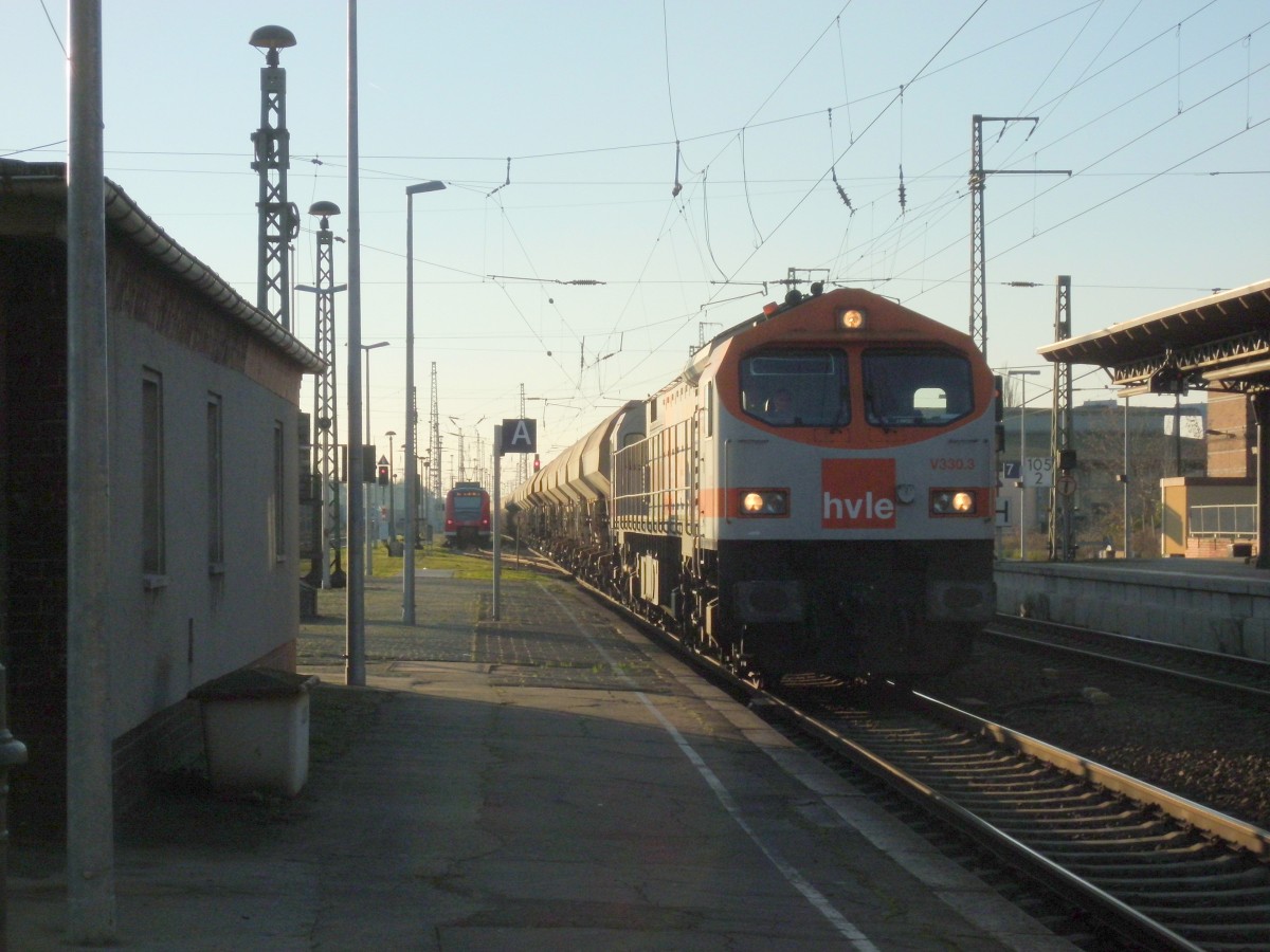 Am 07.11.2014 kam V330.3(250 011) mit einem Schotterzug aus Richtung Hannover nach Stendal und fuhr weiter in Richtung Berlin.  