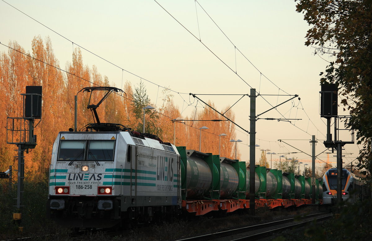 Am 07.11.2020 zog die `Heroes´ Werbelok 186 258 von Lneas einen BASF Tanktainerzug richtung Venlo aus dem Dülkener Bahnhof aus. 