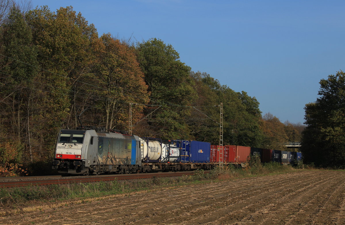Am 07.11.2020 zog die Railpool/BLS Cargo 186 104 einen Hupac-KV nach Rotterdam dürch Dülken. 