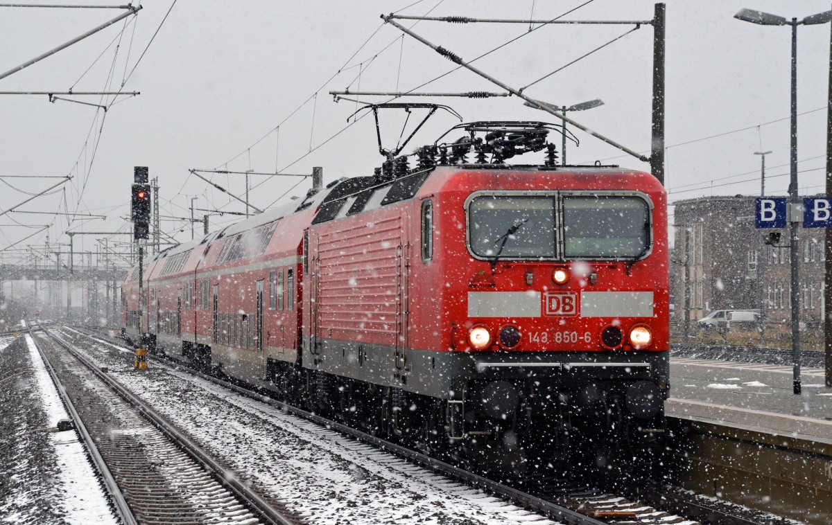 Am 07.12.13 erreicht 143 850 im Schneegestöber mit einer RB nach Leipzig den Bahnhof Bitterfeld.
