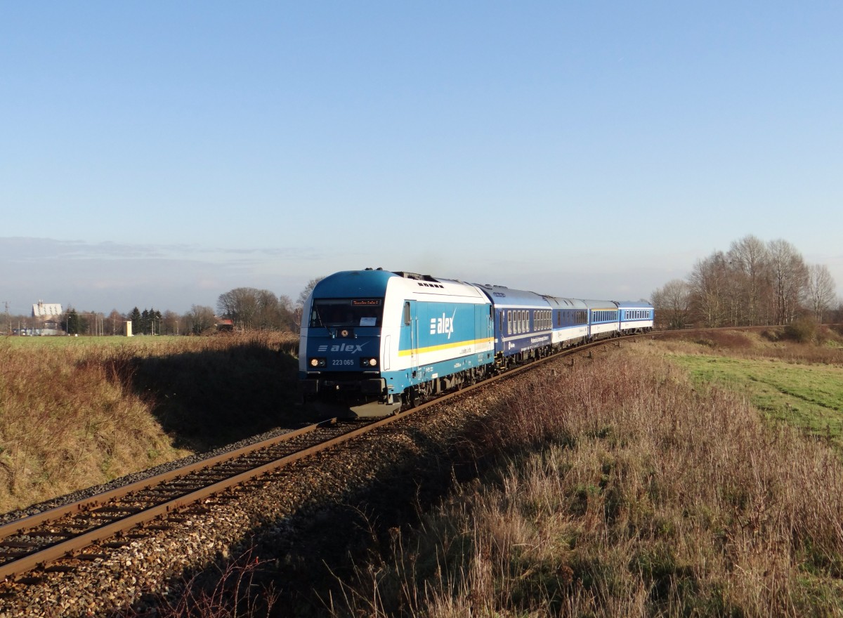 Am 07.12.15 wurde die Strecke Aš- Selb-Plößberg eröffnet. Es fuhr ein Snderzug mit Politikern von Cheb nach Hof. Hier der Zug it 233 065 in Vojtanov obec.