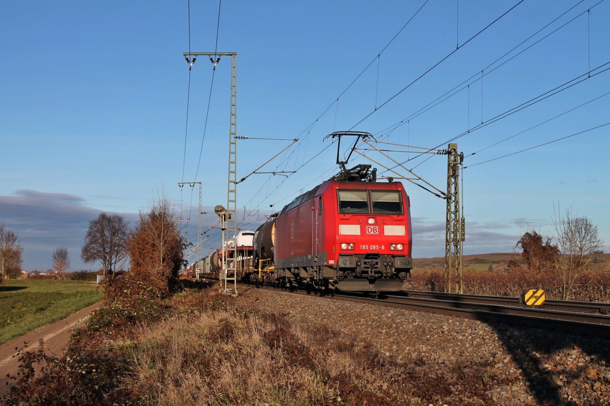 Am 07.12.2013 bespannte 185 085-8 einen gemischten Güterzug, als sie auf der KBS 703 bei Müllheim (Baden) gen Schweiz fuhr.