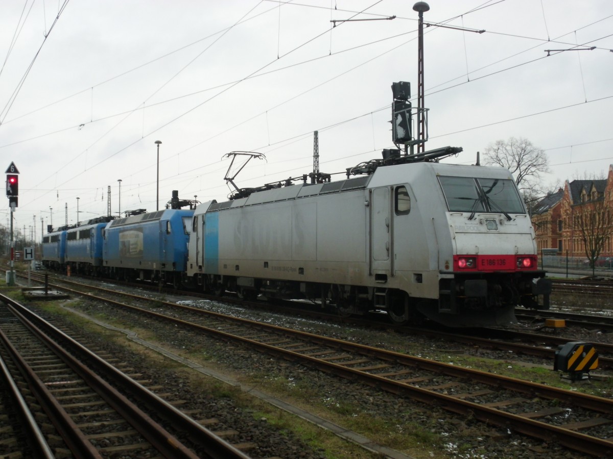 Am 07.12.2013 standen v.V. 186 136,145 023,140 037 und am Schluss steht 140 042 in Stendal abgestellt.186 136 fuhr wenig später Lz Richtung Berlin davon.Bild entstand vom Bahnsteig 5 in Stendal.