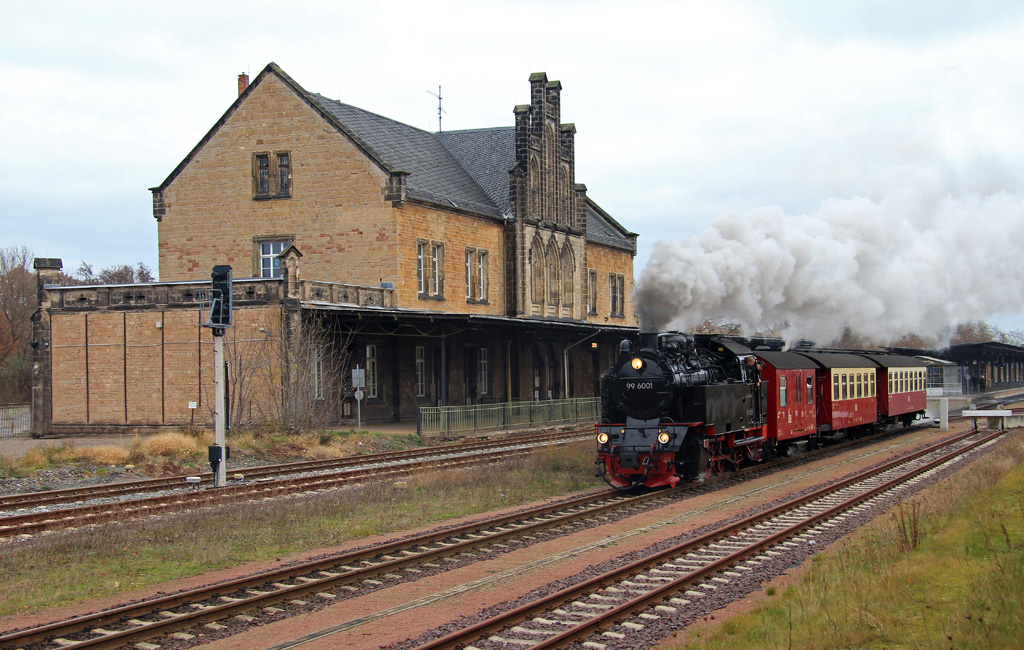 Am 07.12.2014 verläßt 99 6001 mit ihrem Züglein den Bahnhof Quedlinburg.