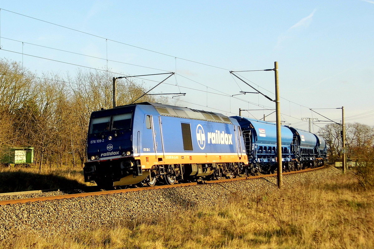 Am 07.12.2017 kam die 076 109-2 von Raildox aus Richtung Stendal und fuhr weiter in Richtung Wittenberge . 