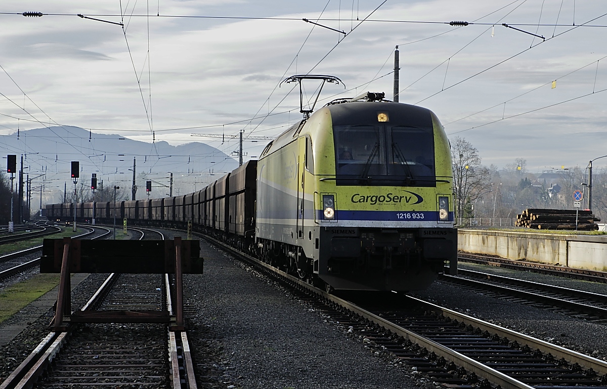 Am 07.12.2018 durchfährt die CargoServ-1216 933 den Bahnhof Steyr