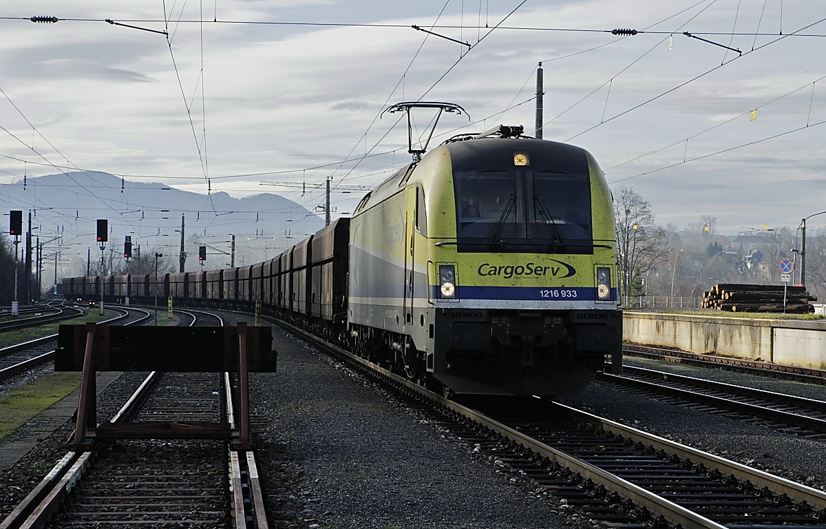Am 07.12.2018 durchfährt die CargoServ-1216 933 den Bahnhof Steyr
