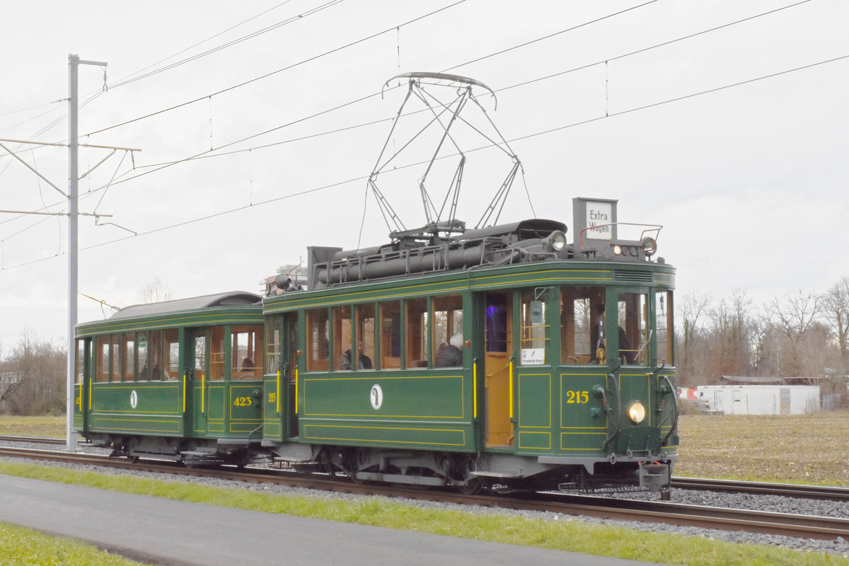 Am 07.12.2019 fand die Santiglausenfahrt des Tramclub Basel statt. Der erste Halt gab es bei der Wartenbergschlaufe. Hier sehen wir den Be 2/2 215 mit dem B2 423.