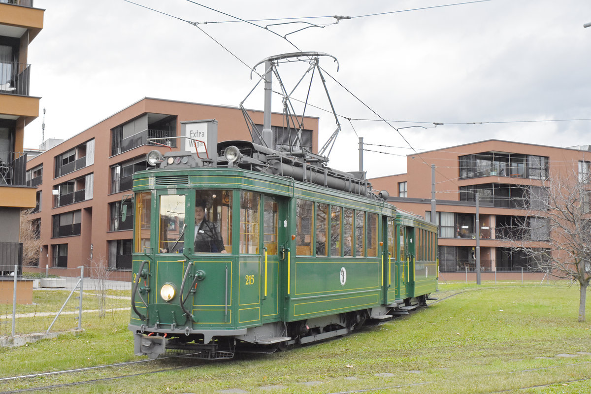 Am 07.12.2019 fand die Santiglausenfahrt des Tramclub Basel statt. Der zweite Halt gab es bei der Endstation der Linie 14 in Pratteln. Hier wendet der Be 2/2 215 mit dem B2 423 in der Schlaufe und fährt auf die Abfahrtshaltestelle.