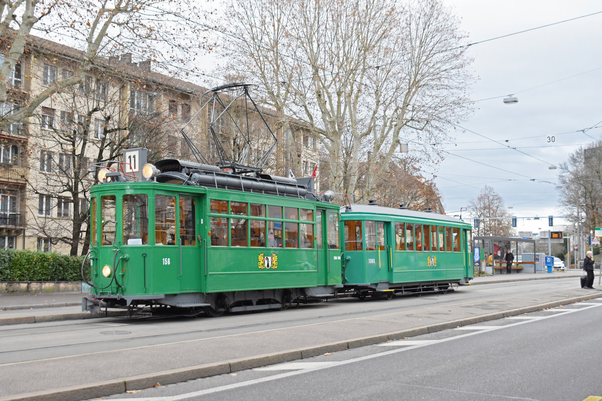Am 07.12.2019 fand die Santiglausenfahrt des Tramclub Basel statt. Auf der Haltestelle Denkmal wartet der Be 2/2 156 mit dem B3 1303 bis alle ihre Bilder gemacht haben.