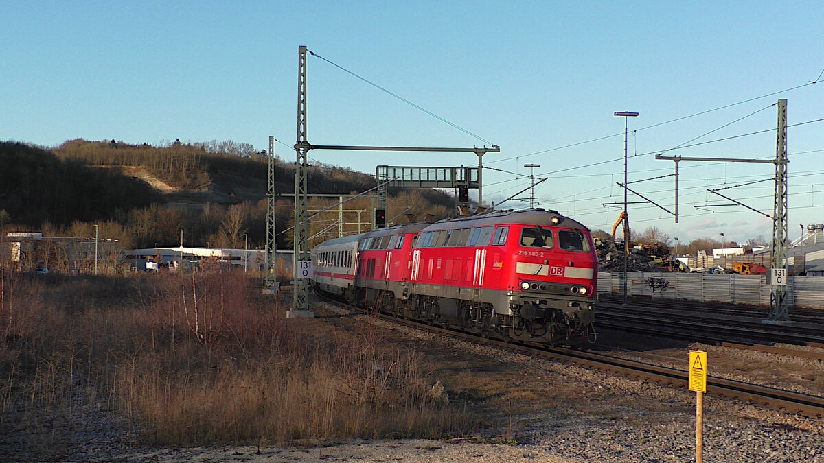 Am 07.12.2021 fährt einer der letzten IC119 mit zwei Maschinen der Baureihe 218 über die Südbahn. An diesem Tag zieht 218 499-2 und eine weitere 218 den IC119-Ersatzzug in Richtung Innsbruck. Hier erreichen die beiden Maschinen gerad den Bahnhof Biberach(Riß). Seit dem 12.12.2021 kommen hier Loks der Baureihe 1016/1116 der ÖBB zum Einsatz.